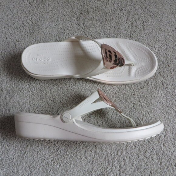 CROCS Shoes - Crocs Womens Sanrah Flip/Sandals Size 11 Liquid Metallic Wedge White/Rose Gold